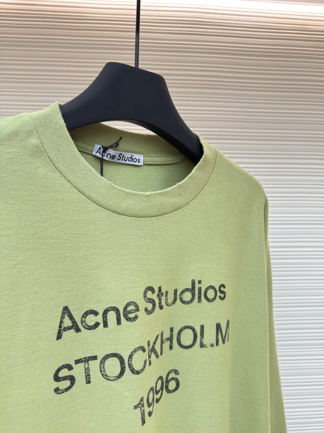 Acne Studios 1966 mud-dyed washed and distressed long sleeves ●Authentic product: purchased and developed for 2399 ●Item number: 1680623-A15 ●Fabric: super soft cotton fabric ●Technology: washed and distressed ●Version: loose fit ●Weight: about 420 grams ●Size: S-M-L-XL ●Description: Made of ultra-soft pure cotton fabric, garment-dyed, washed and distressed, the chest part has a dirty feel, and the lower part shows a gradient effect. The neckline is slightly frayed to better fit the overall tone. The overall line is straight and delicate, the fabric is comfortable and soft, and the color is consistent without color difference. It can be matched with the same style to create a fashionable look and control various occasions. Customized accessories, complete with three standards, the same style for men and women!